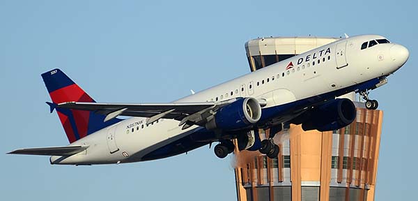 Delta Airbus A320-212 N357NW, Phoenix Sky Harbor, December 24, 2014